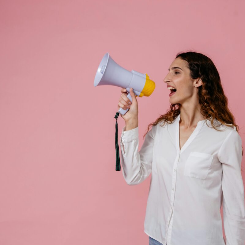 Samenwerkende partners die werken aan hun relatiedynamiek, emotionele verbinding en het begrijpen van hun verschil in liefdestalen.