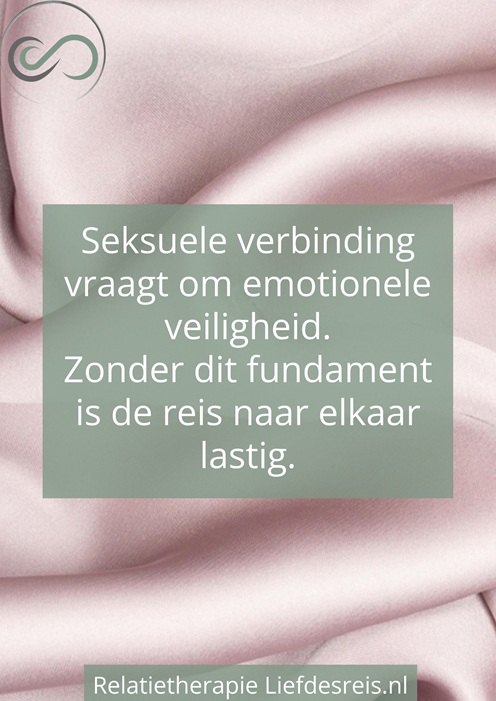 Quote van Liefdesreis op een zachtroze achtergrond: "Seksuele verbinding vraagt om emotionele veiligheid. Zonder dit fundament is de reis naar elkaar lastig.