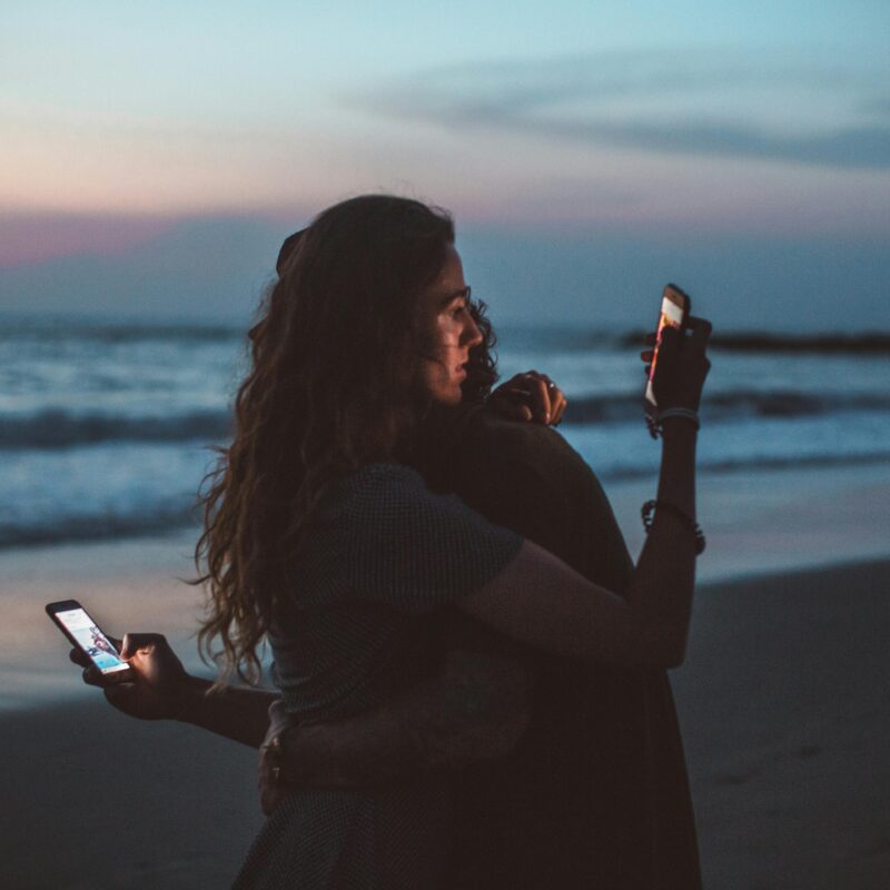 Jonge millennials ervaren relatie-optimalisatie-stress en prestatiedruk door onrealistische hechtingsstijlen en het streven naar een perfecte relatie.