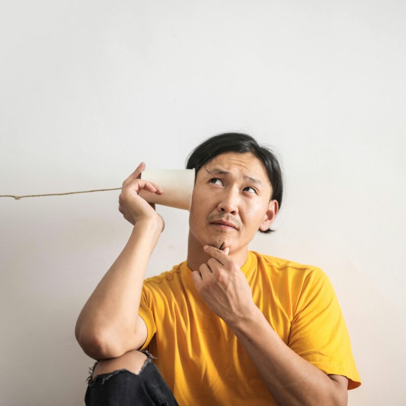 Koppels in een relatiecrisis ontdekken waarom actief luisteren vaak niet werkt en hoe ze vanuit affectieve empathie de negatieve filter doorbreken.