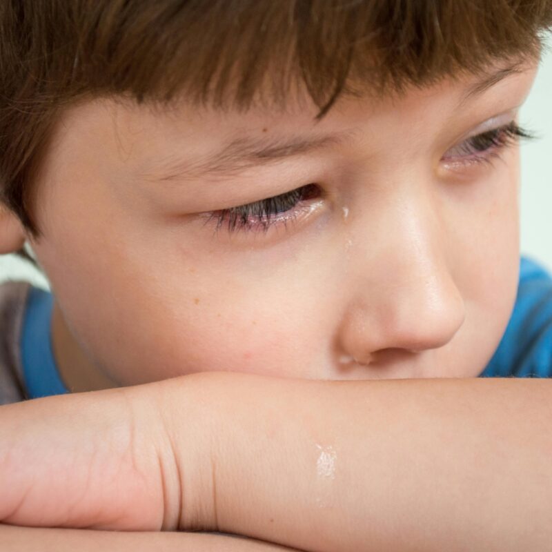 Kind huilt. Het voelt de wond van de onderbroken uitreiking in kindertijd.