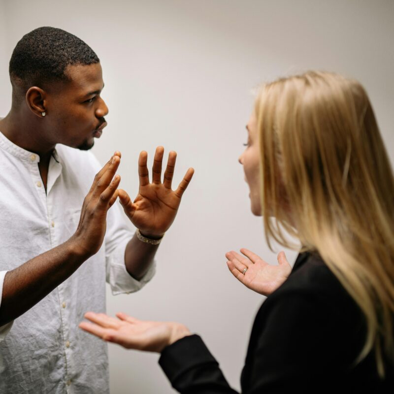 Jaloezie, emotionele afstand, en onbereikbaarheid tussen twee partners in een diepgaand gesprek over relatiepatronen.
