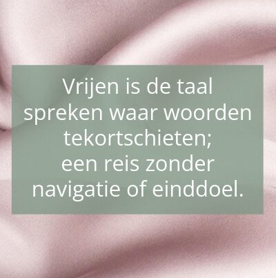 Sfeervolle, serene foto die de quote over vrijen als reis zonder navigatie van Liefdesreis illustreert.