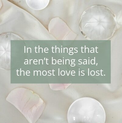 Quote over de stilte waarin liefde verloren gaat, op een rustige en serene achtergrond van Liefdesreis.
