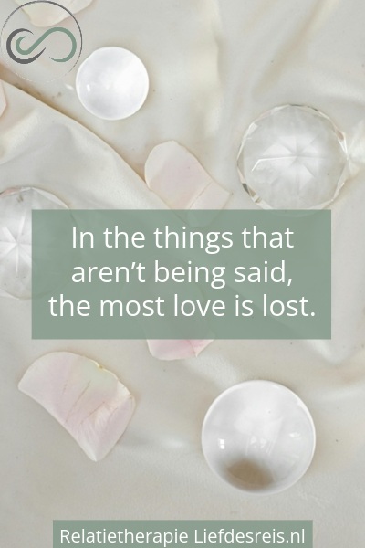 Quote over de stilte waarin liefde verloren gaat, op een rustige en serene achtergrond van Liefdesreis.
