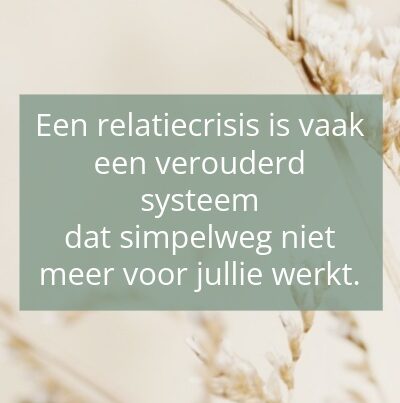 Quote over relatiecrisis als verouderd systeem op een serene achtergrond van Liefdesreis.