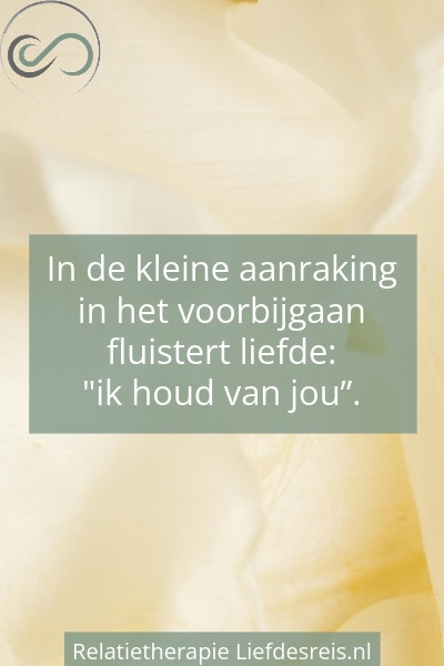 Een rustige, zachtgele afbeelding met de quote: "In de kleine aanraking in het voorbijgaan fluistert liefde: 'Ik houd van jou'".
