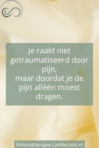 Onverwerkt jeugdtrauma in je relatie. Quote op zachtgele achtergrond