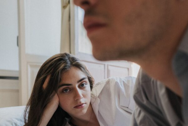 Koppel met relatieproblemen vraagt zich af hoe je weet of je relatie voorbij is.