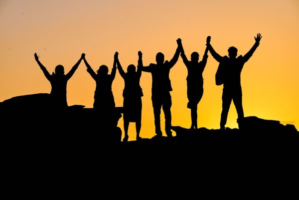 Liefdesreis over belonging. ondergaande zon en een groep mensen