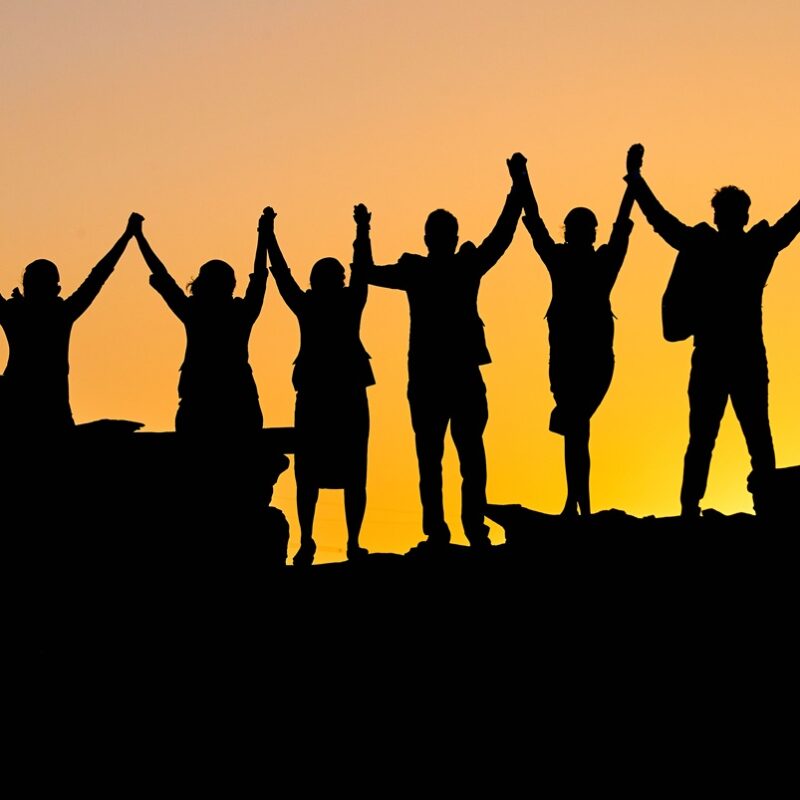 Liefdesreis over belonging. ondergaande zon en een groep mensen