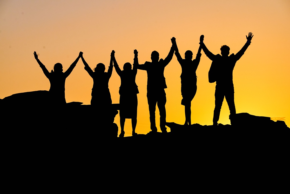 Liefdesreis over belonging. ondergaande zon en een groep mensen